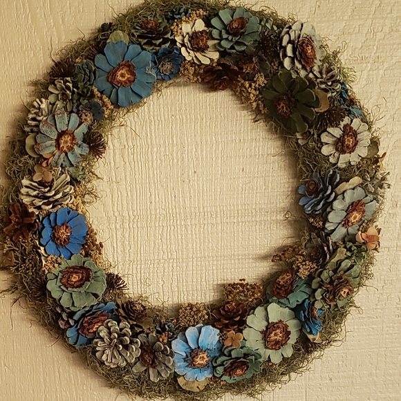 Handcrafted natural pinecone flower wreath new - Picture 4 of 4